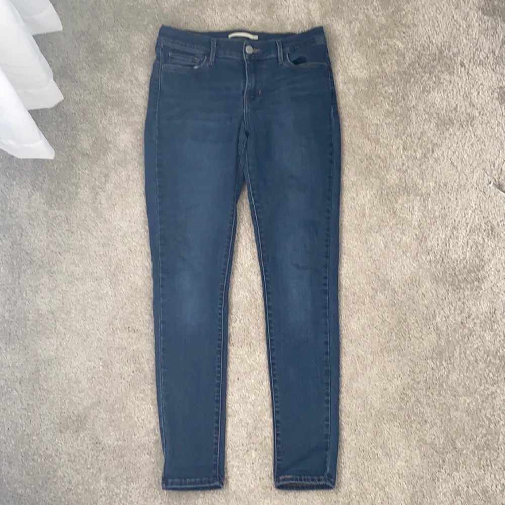 Levi Dark Wash Jeans!!